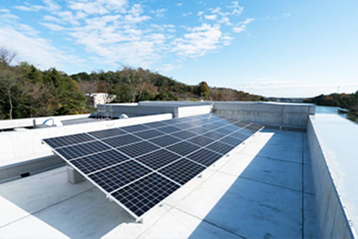 新エネルギー関連工事のイメージ：屋外に設置されたソーラーパネルの写真