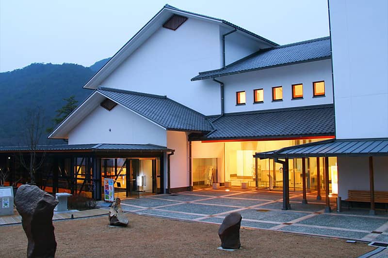 兵庫県立陶芸美術館の外観写真：玄関正面