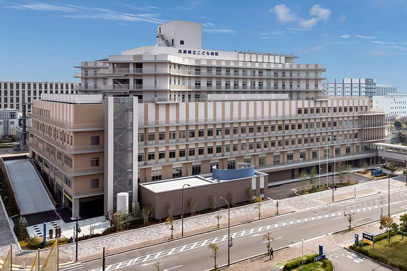 兵庫県立こども病院の外観を左斜めから見た写真