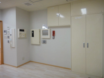廊下に設置された電気設備の写真