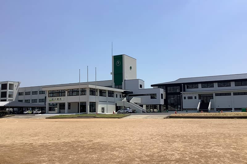 小野南中学校校舎をグラウンドから見た写真