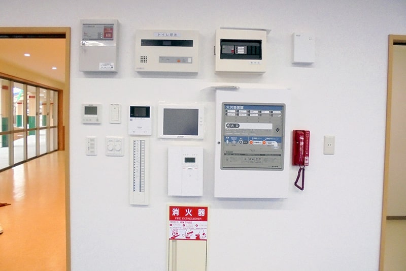 廊下に設置された電機設備の写真