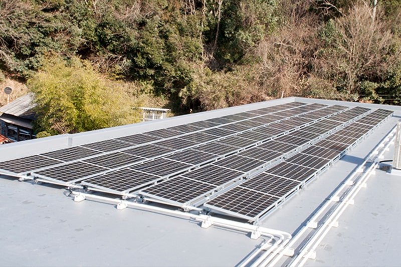 芳田小学校の屋上に設置されたソーラーパネルの写真